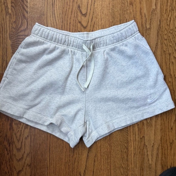 Nike Women’s Club Fleece Mid Rise Shorts Oatmeal Heather Size M - Picture 2 of 8